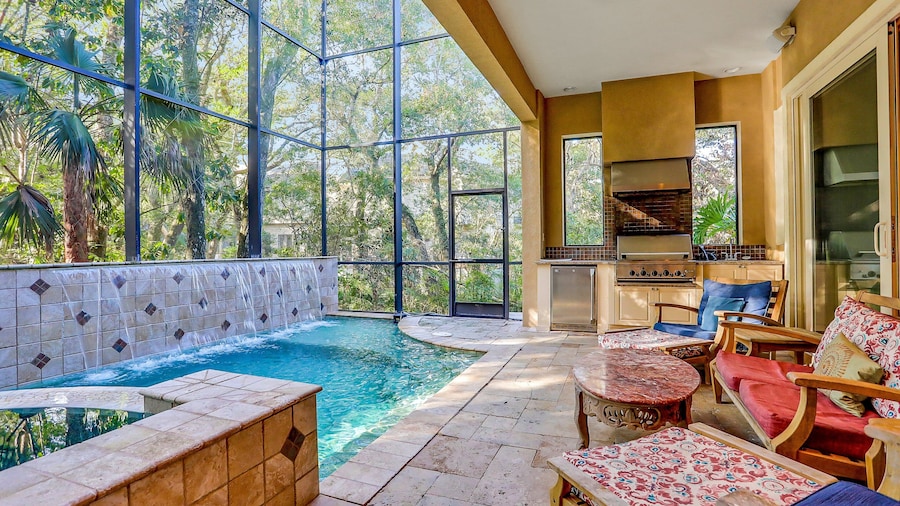 Lovely Home for Entertaining With Saltwater Plunge Pool, spa & Outdoor Kitchen