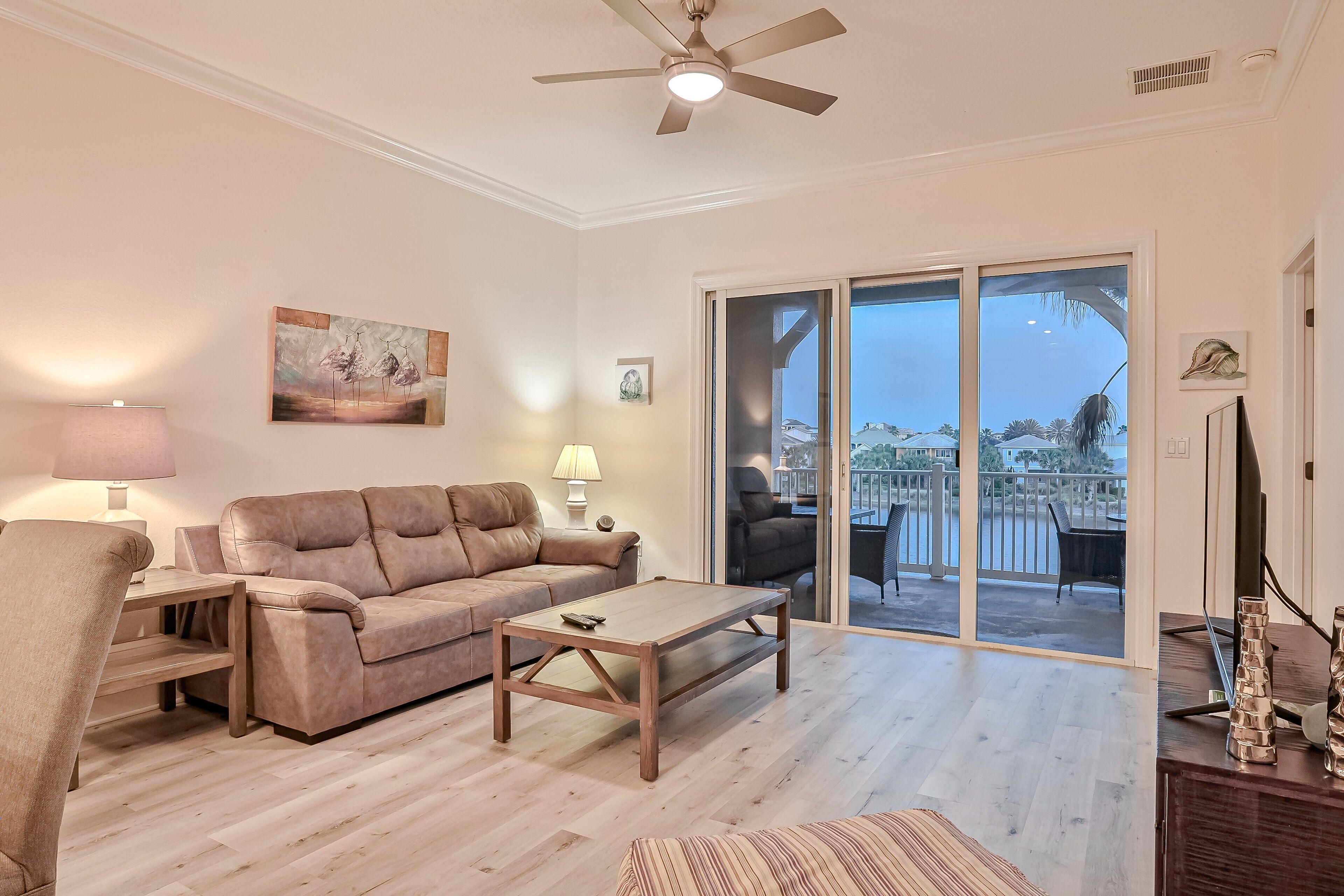 Condo, varias camas, hidromasaje (Beach Retreat) | Área de sala de estar