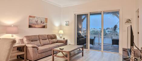 Condo, varias camas, hidromasaje (Beach Retreat) | Área de sala de estar