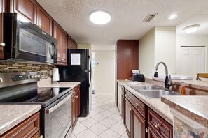 Condo, várias camas, varanda, vista para a piscina (503 Sailmaker) | Cozinha privada