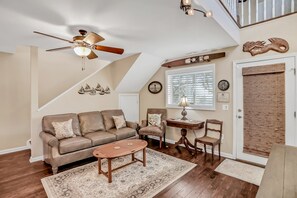 Chaumière, Plusieurs lits, patio (Pine Trail Place) | Aire de séjour