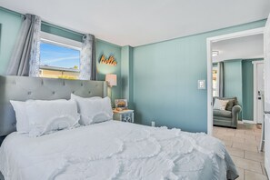 Maison, plusieurs lits, accès piscine, vue piscine (Vilano Beach Dream - Lower Level B) | 2 chambres, décoration personnalisée, ameublement personnalisé