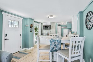 Ferienhaus, Mehrere Betten, Poolzugang, Poolblick (Vilano Beach Dream - Lower Level B) | 2 Schlafzimmer, individuell dekoriert, individuell eingerichtet
