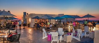 Lower Level 1 Block From 2 Beaches W/private Pool, High-speed Wi-fi