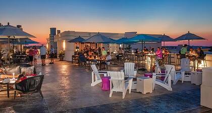 Lower Level 1 Block From 2 Beaches W/private Pool, High-speed Wi-fi