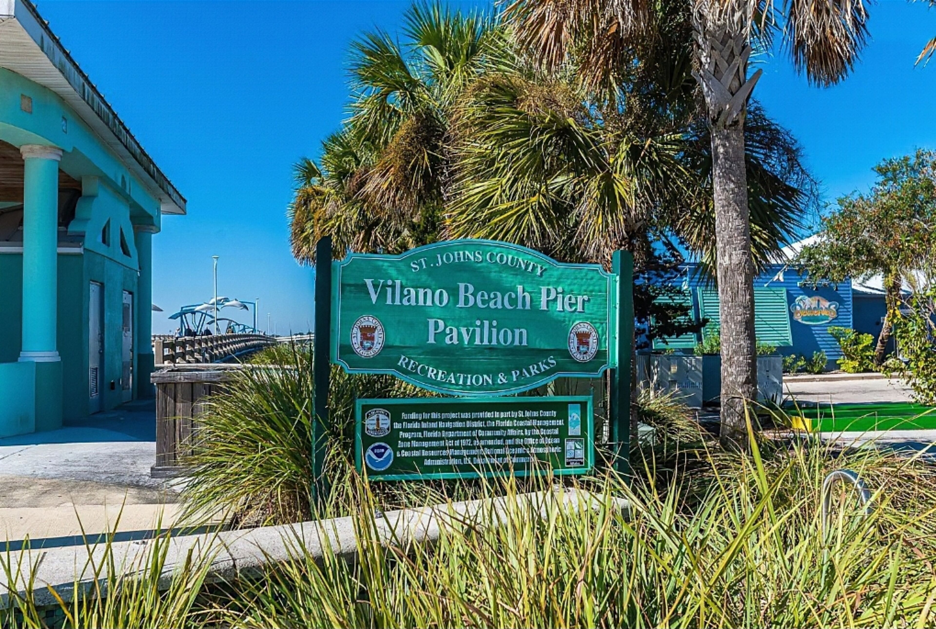 Un panneau indiquant le pavillon de la jetée de Vilano Beach, situé dans le comté de St. Johns, en Floride, et précisant qu’il fait partie de la zone dédiée aux loisirs et aux parcs.