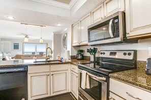 公寓式客房, 多张床, 露台, 海滩景观 (110 Sailmaker) | 私人厨房