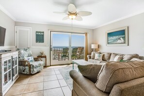 Διαμέρισμα (Condo), Περισσότερα από 1 Κρεβάτια, Αίθριο, Θέα στην Παραλία (110 Sailmaker) | Περιοχή καθιστικού