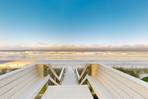 Pantai berhampiran 