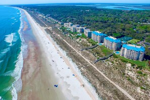 Beach nearby - Luxurious Oceanfront Condo With Private Balcony, 2 Pools, and Beach Access (Fernandina Beach)