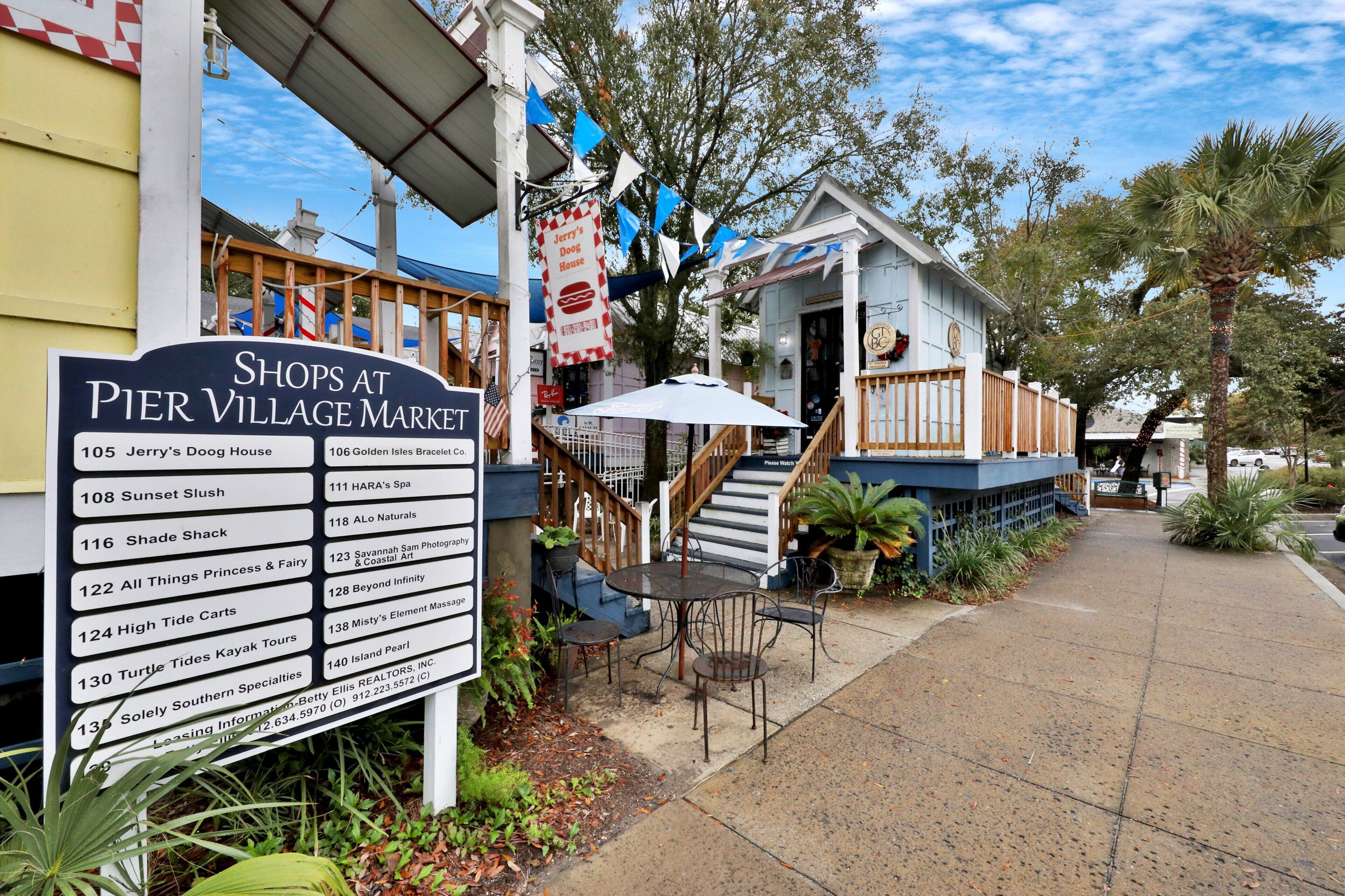 Il Pier Village Market, con un cartello che elenca negozi come Jerry's Dog House e Sunset Slush.