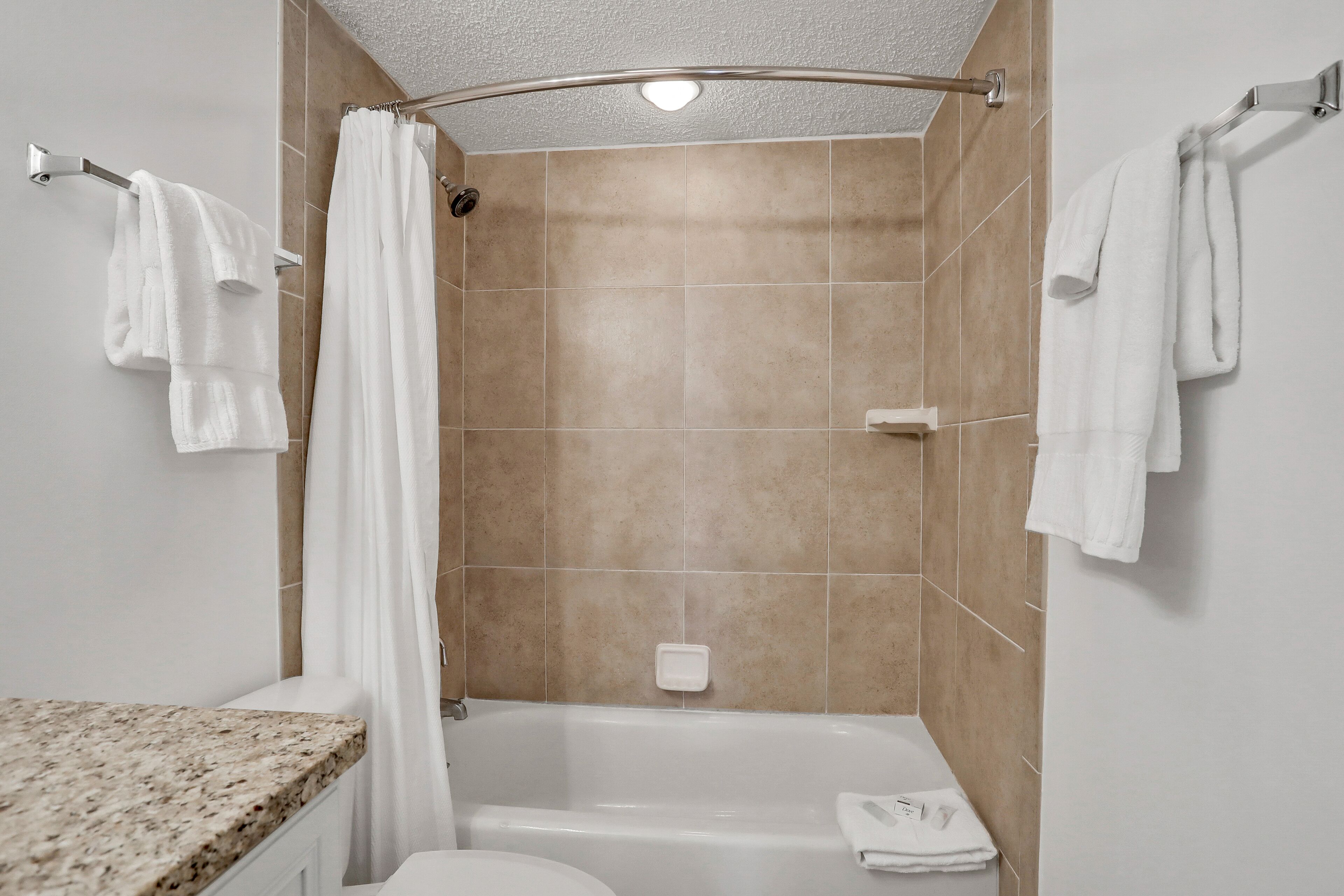 Un baño con ducha, bañera y retrete.