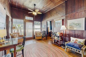 Ferienhaus, Mehrere Betten, Küche, Meerblick (Historic Lodge at Summerhaven) | Innenbereich