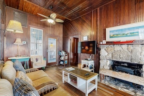 Ferienhaus, Mehrere Betten, Küche, Meerblick (Historic Lodge at Summerhaven) | Wohnbereich