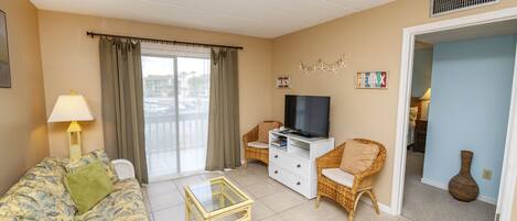 Condo, varias camas, acceso a la alberca, vista a la alberca (Courtyard Villa) | Área de sala de estar
