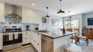 Rumah, Beberapa Tempat Tidur, patio, pemandangan pantai (206 Sailmaker) | Dapur pribadi