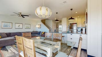 Rumah, Beberapa Tempat Tidur, patio, pemandangan pantai (206 Sailmaker) | Interior