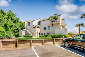Limited parking - Lovely Oceanfront Townhouse in Summer Beach Village W/shared Pool, Central AC (Fernandina Beach)