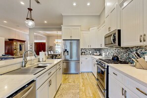 Private kitchen - Golf Course-view Home Near Beaches With Deck, Porch, Grill, Streaming, W/d, & AC (St. Simons Island)