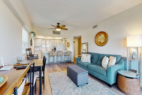 Modern Oceanfront Condo With Outdoor Pool, Balcony, & Washer/dryer - Atlantic Beach, FL