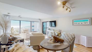 Apartamento, 1 cama de matrimonio grande, acceso a la piscina (B147 Amelia Surf and Racquet) | Zona de estar