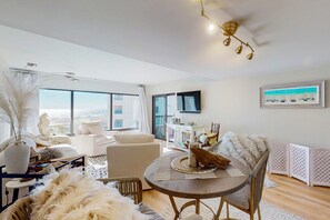 Condo, 1 cama King size, acceso a la alberca, vista al océano (B147 Amelia Surf and Racquet) | Área de sala de estar