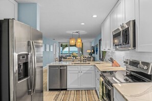 Condo, várias camas, banheira de imersão, vista para o oceano (Hibiscus Oceanfront Living) | Cozinha privada