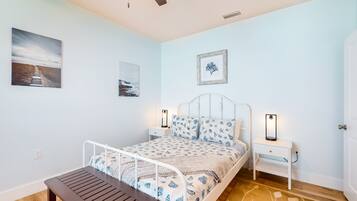 Talo, useita sänkyjä, patio, näköala puutarhaan (The Blue Heron Cottage) | 2 makuuhuonetta, yksilöllisesti sisustettu, yksilöllisesti kalustettu