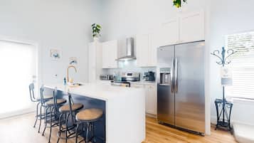 Talo, useita sänkyjä, patio, näköala puutarhaan (The Blue Heron Cottage) | Yksityinen keittiö