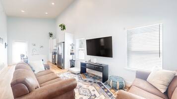 Talo, useita sänkyjä, patio, näköala puutarhaan (The Blue Heron Cottage) | Oleskelualue