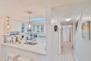 Apartamento, varias camas, acceso a la piscina, vistas a la piscina (Ocean Villas 53) | Cocina privada