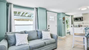 Hus, flere senger, adgang til basseng, bassengutsikt (Vilano Beach Dream Home St Augustine) | Oppholdsområde