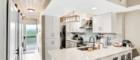 Leilighet, flere senger, balkong, havutsikt (Sunrise Escape) | Eget kjøkken