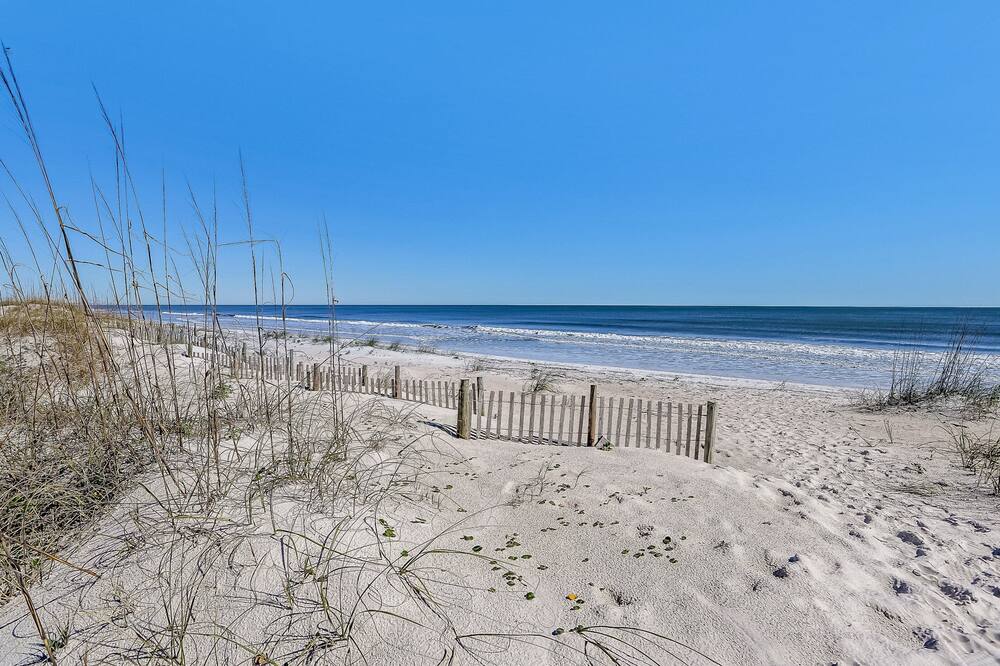Newly Renovated Spacious Villa w/ Ocean Views, Pool & Beach Access - Coon Key, FL
