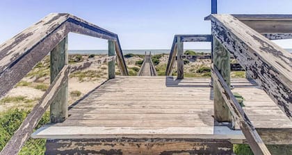 Newly Renovated Summer Beach Village Home With Patio, Wifi & Shared Pool