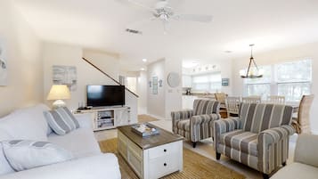 Maison, plusieurs lits, patio, vue piscine (309 Sailmaker) | Coin séjour