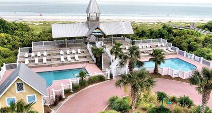 Luxury Cottage With Pools & Multiple Decks, 1/2 Block to Beach