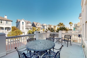 Outdoor dining - Luxury Cottage With Pools & Multiple Decks, 1/2 Block to Beach (St. Simons Island)