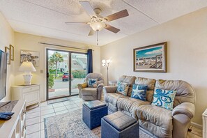 Apartment, Mehrere Betten, Poolzugang, Poolblick (St Aug Ocean and Racquet 3114) | Wohnbereich