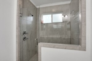 Ferienhaus, Mehrere Betten, Whirlpool, Gartenblick (Seaside Serenity) | Badezimmer | Handtücher
