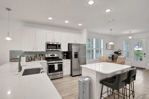 Maison, plusieurs lits, bain à remous, vue jardin (Seaside Serenity) | Cuisine privée