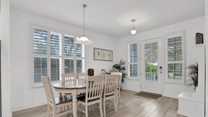 Nhà, nhiều giường, bồn tắm nước nóng, quang cảnh vườn (Seaside Serenity)
