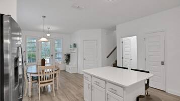 Ferienhaus, Mehrere Betten, Whirlpool, Gartenblick (Seaside Serenity) | Innenbereich