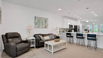 Maison, plusieurs lits, bain à remous, vue jardin (Seaside Serenity) | Coin séjour