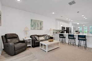 Maison, plusieurs lits, bain à remous, vue jardin (Seaside Serenity) | Coin séjour