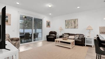 Ferienhaus, Mehrere Betten, Whirlpool, Gartenblick (Seaside Serenity) | Wohnbereich