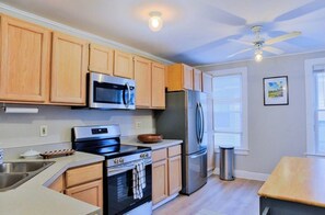 Four à micro-ondes, un four, surface de cuisson, lave-vaisselle