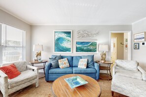 House, Multiple Beds, Balcony, Partial Ocean View (Whale Tale - A) | Living area