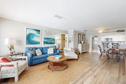 Island Escape With Ocean-view Deck & Steps to Beach - Snowbirds Welcome