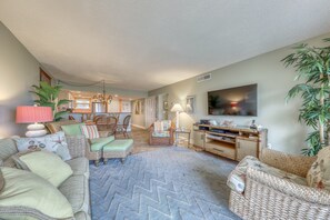 Condo, varias camas, patio, vista al océano (Crescent Sandpiper 116 Island Life) | Área de sala de estar